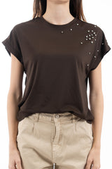 modella indossando T-shirt con spalla scesa e applicazioni strass su spalla in cotone elasticizzato colore Marrone Unica
