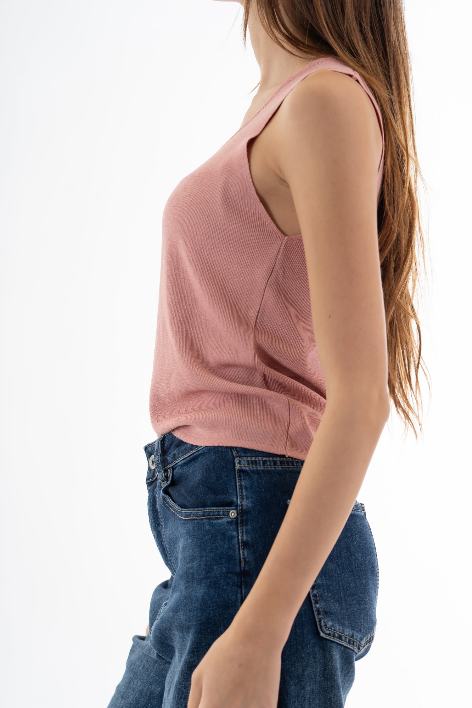 modella indossando Top canotta in filato microcostina di viscosa elasticizzata colore