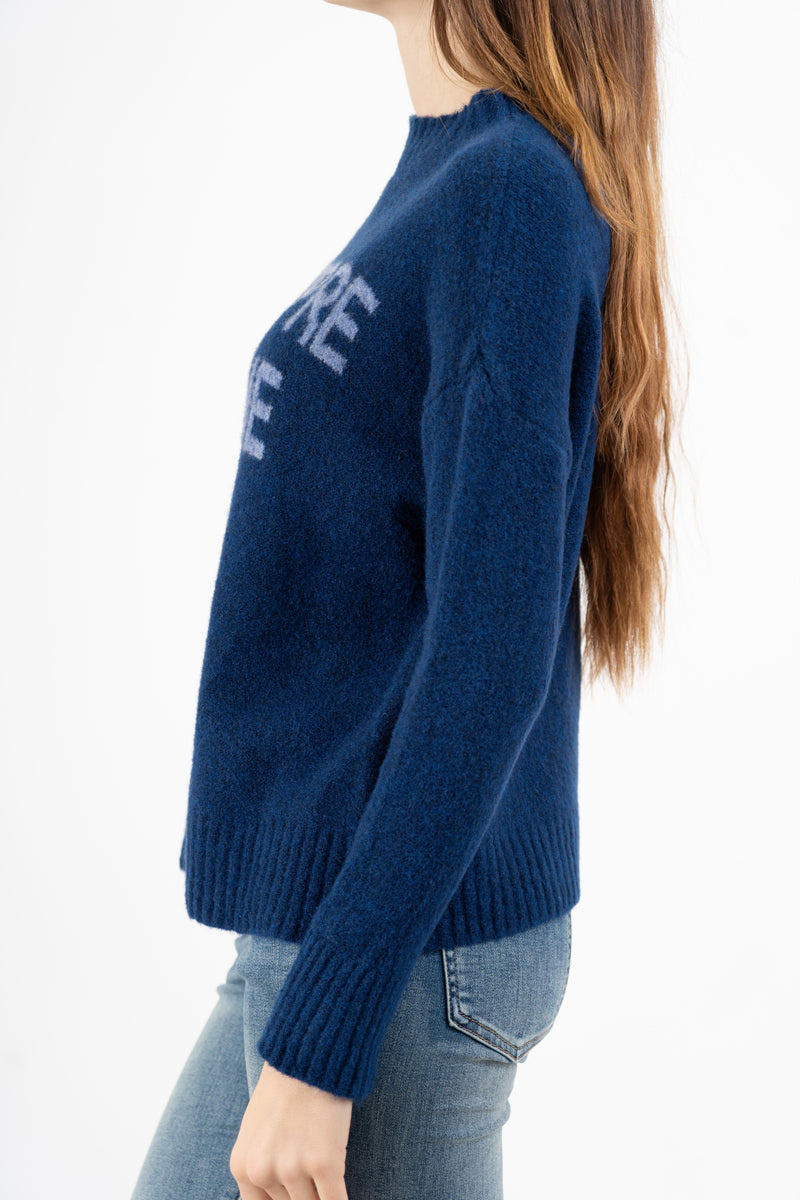 modella indossando Maglione girocollo con scritta “Ho sempre ragione” in misto lana Made in Italy colore