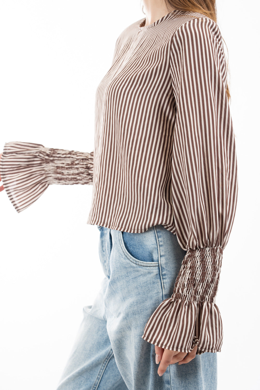 modella indossando Blusa rigata in viscosa con manica balloon e polso smock colore Beige Unica