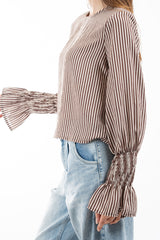 modella indossando Blusa rigata in viscosa con manica balloon e polso smock colore Beige Unica