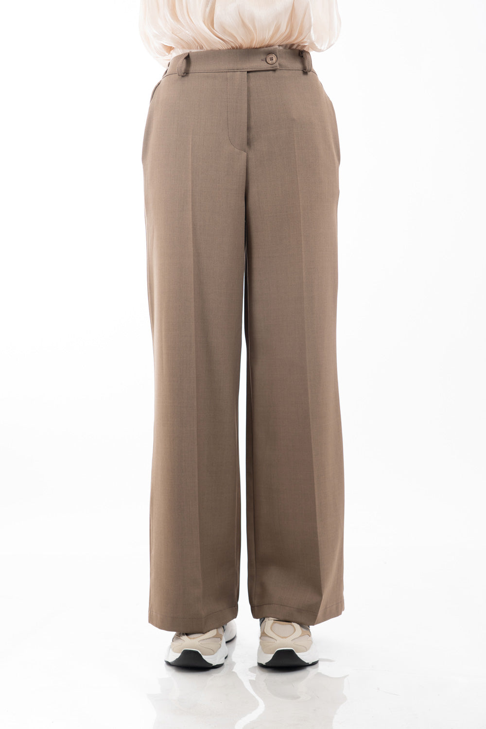 modella indossando Pantalone palazzo con elastico sul retro e tasche laterali a scomparsa colore