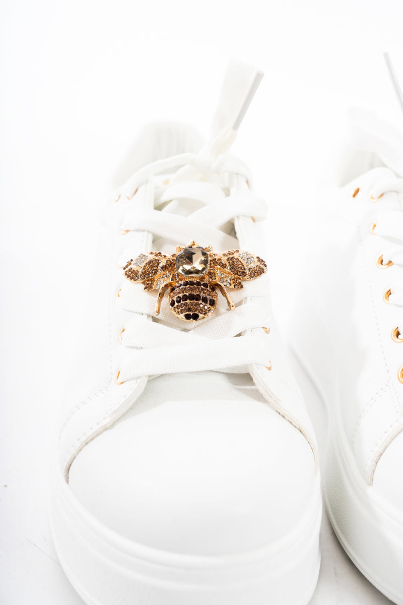 modella indossando Sneakers platform bianche con charm gioiello – dettaglio oro colore