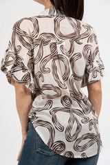 Camicia fantasia astratta in cotone con manica ampia.