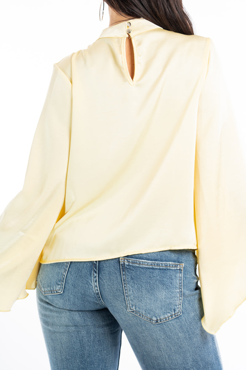 modella indossando Blusa in raso con maniche pipistrello e scollo a goccia colore