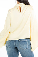 modella indossando Blusa in raso con maniche pipistrello e scollo a goccia colore