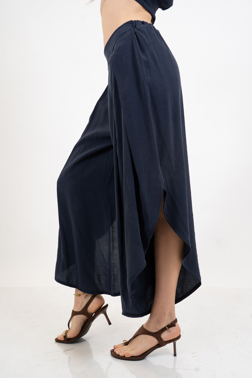 Pantalone ampio fluido in misto viscosa.