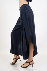 Pantalone ampio fluido in misto viscosa.