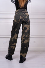 modella indossando Jeans mom fit Kestrel Mimetico colore