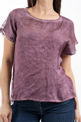 modella indossando Maglia over in viscosa con retro in pizzo colore