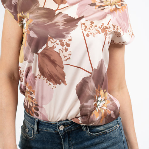 Blusa satinata a fiori grandi con manica corta e vestibilità morbida.