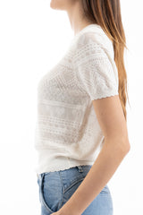 modella indossando Maglia traforata a cuori in filato leggero mezza manica colore