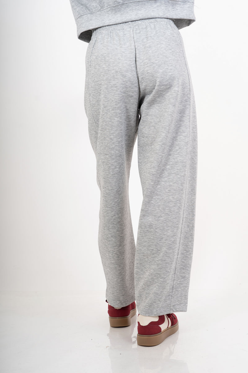 modella indossando Pantalone palazzo felpa con elastico colore