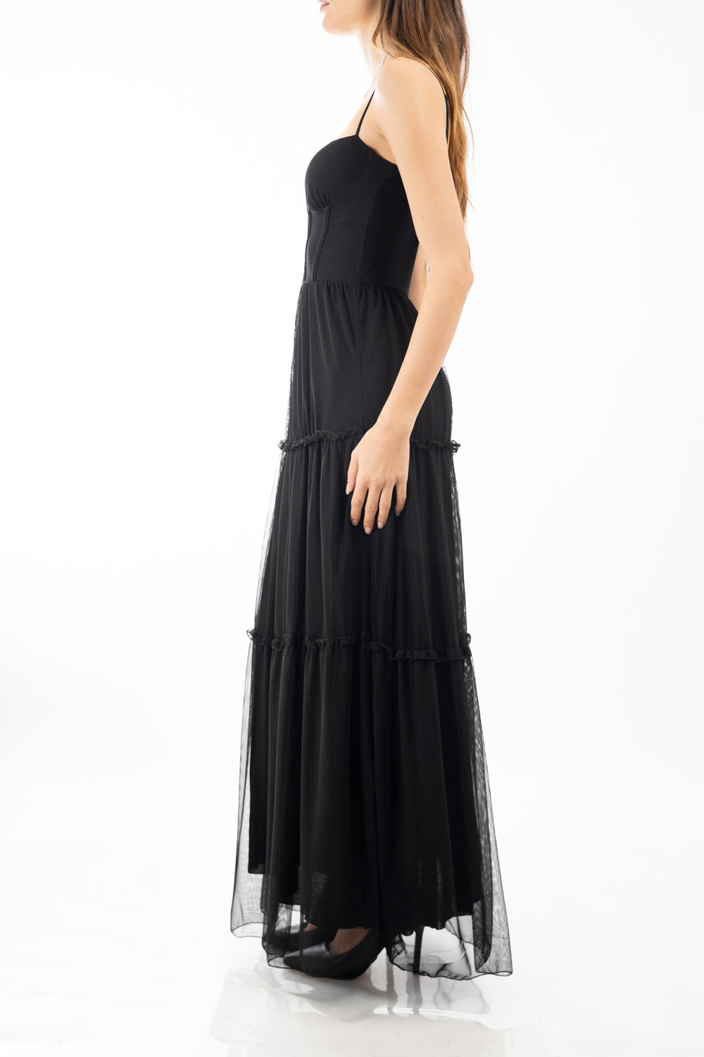modella indossando Abito lungo in microrete elasticizzata doppiata con bustier strutturato e gonna a balze colore