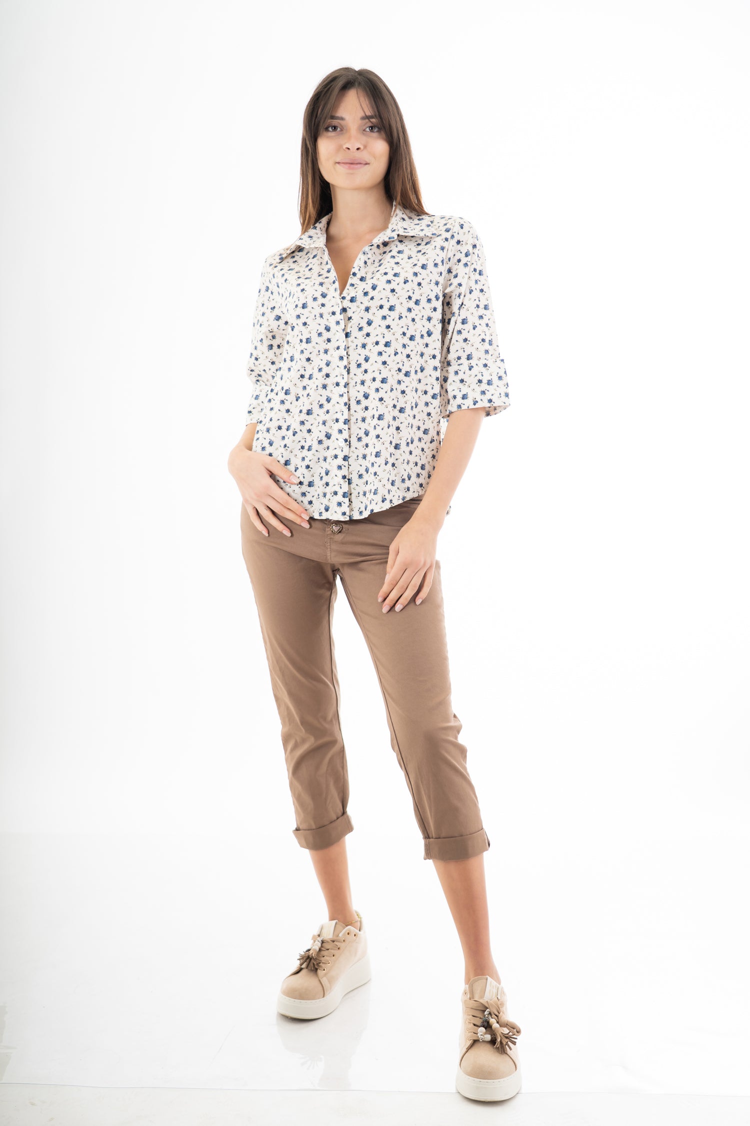 modella indossando Camicia in cotone 100% fantasia floreale provenzale con manica al gomito colore