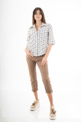 modella indossando Camicia in cotone 100% fantasia floreale provenzale con manica al gomito colore