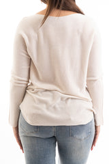 modella indossando Maglia over scollo V in misto viscosa con bordo pulito colore