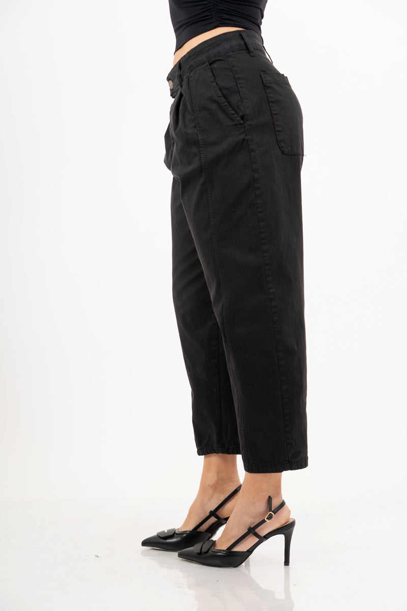 modella indossando Pantalone cropped in cotone elasticizzato nero Made in Italy colore
