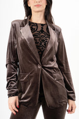 modella indossando Giacca in velluto liscio elasticizzato con bottone rivestito colore Marrone Unica