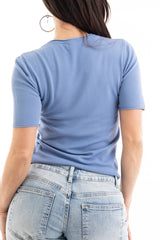 modella indossando Maglia in filato leggero a manica corta con finiture a vivo colore