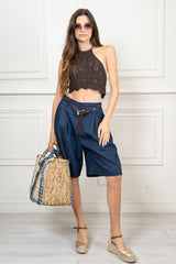 modella indossando Bermuda effetto gonna in chambray con cintura colore Denim Scuro Unica