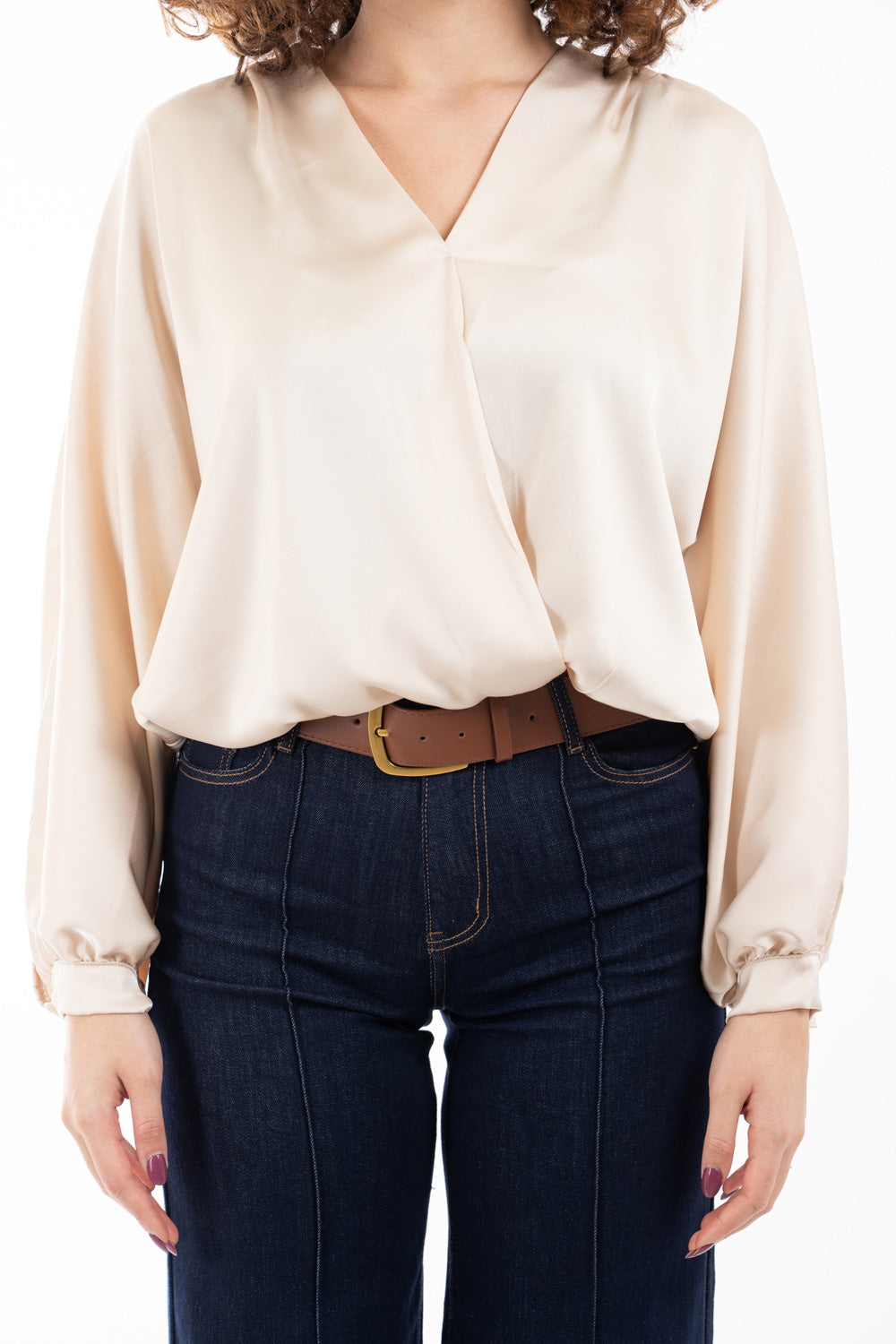 modella indossando Blusa in raso fluido con scollatura incrociata e maniche a palloncino colore Oro Unica