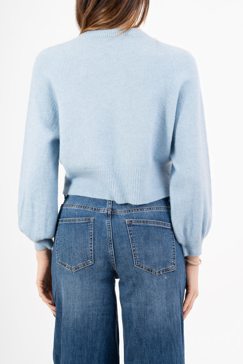 modella indossando Maglione morbido con manica ampia e bordo a costine colore