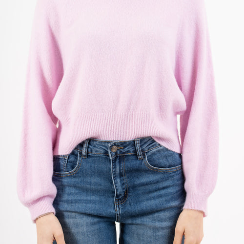 modella indossando Maglione morbido con manica ampia e bordo a costine colore Rosa Unica