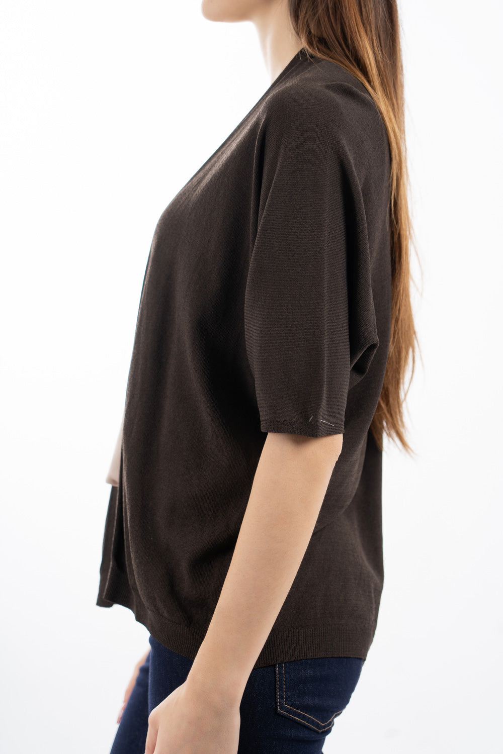 modella indossando Cardigan leggero in maglia con manica pipistrello e linea morbida colore