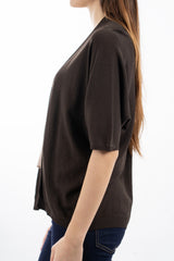 modella indossando Cardigan leggero in maglia con manica pipistrello e linea morbida colore