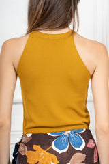 modella indossando Top in Maglia Scollo Americano a Costine colore