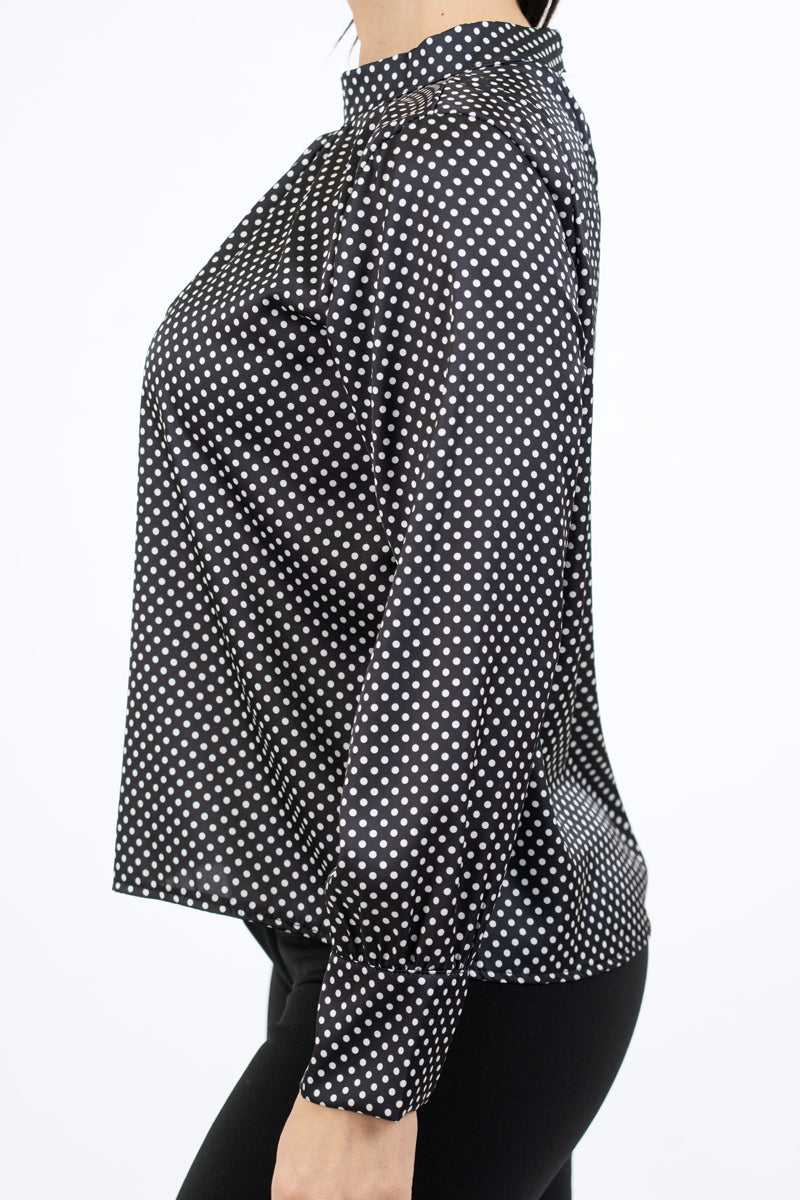 modella indossando Blusa in raso a pois con collo coreano e maniche arricciate colore