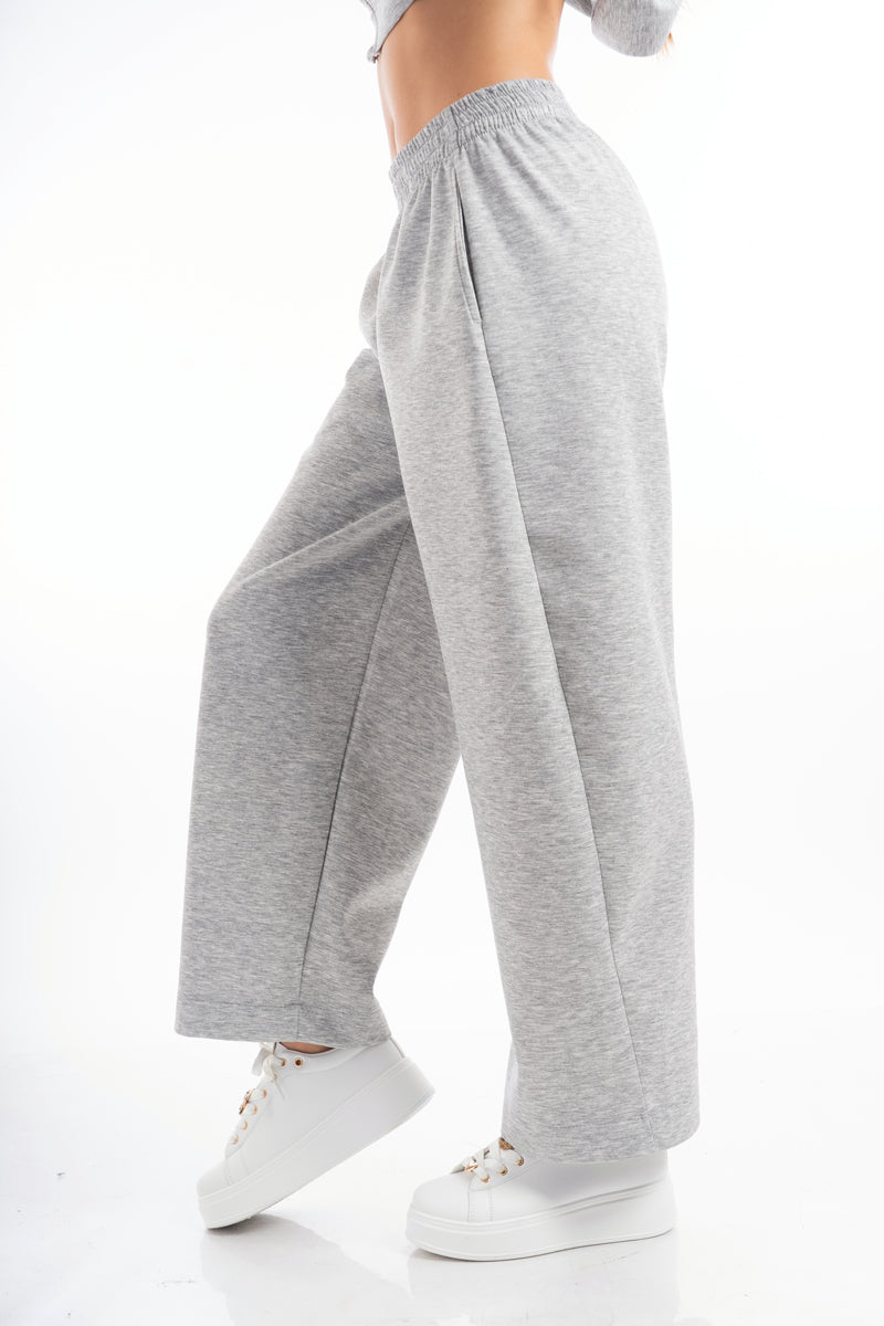 modella indossando Pantalone in misto viscosa con elastico in vita colore