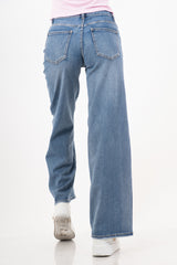 modella indossando Jeans palazzo a vita alta in denim lavaggio medio colore