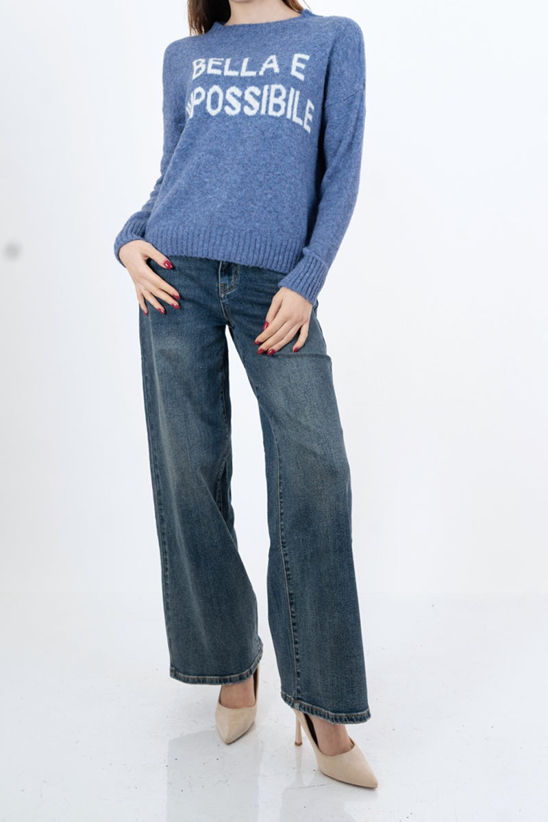 modella indossando Maglione girocollo con scritta “Bella e impossibile” in misto lana Made in Italy colore