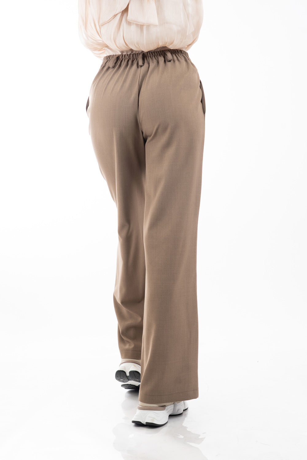modella indossando Pantalone palazzo con elastico sul retro e tasche laterali a scomparsa colore
