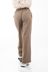 modella indossando Pantalone palazzo con elastico sul retro e tasche laterali a scomparsa colore