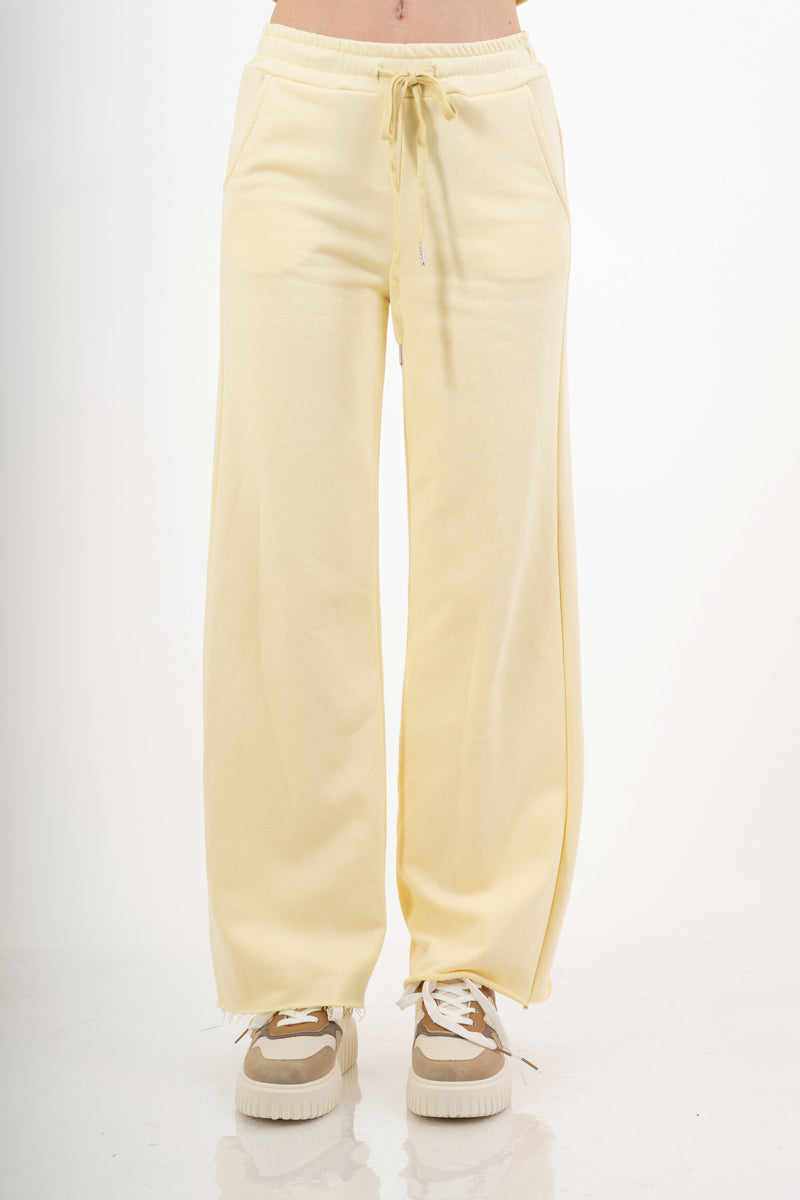 modella indossando Pantalone palazzo in felpa elasticizzata con coulisse colore Giallo Unica