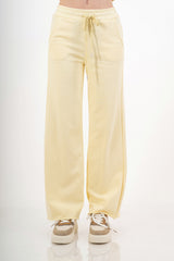 modella indossando Pantalone palazzo in felpa elasticizzata con coulisse colore Giallo Unica
