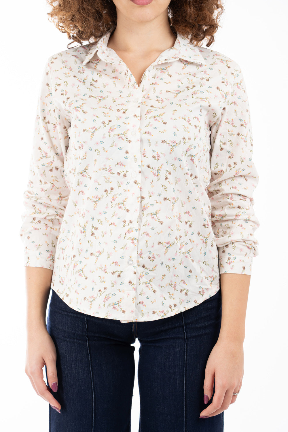 modella indossando Camicia in cotone con colletto classico e fantasia Wild Meadow colore Beige Chiaro Unica