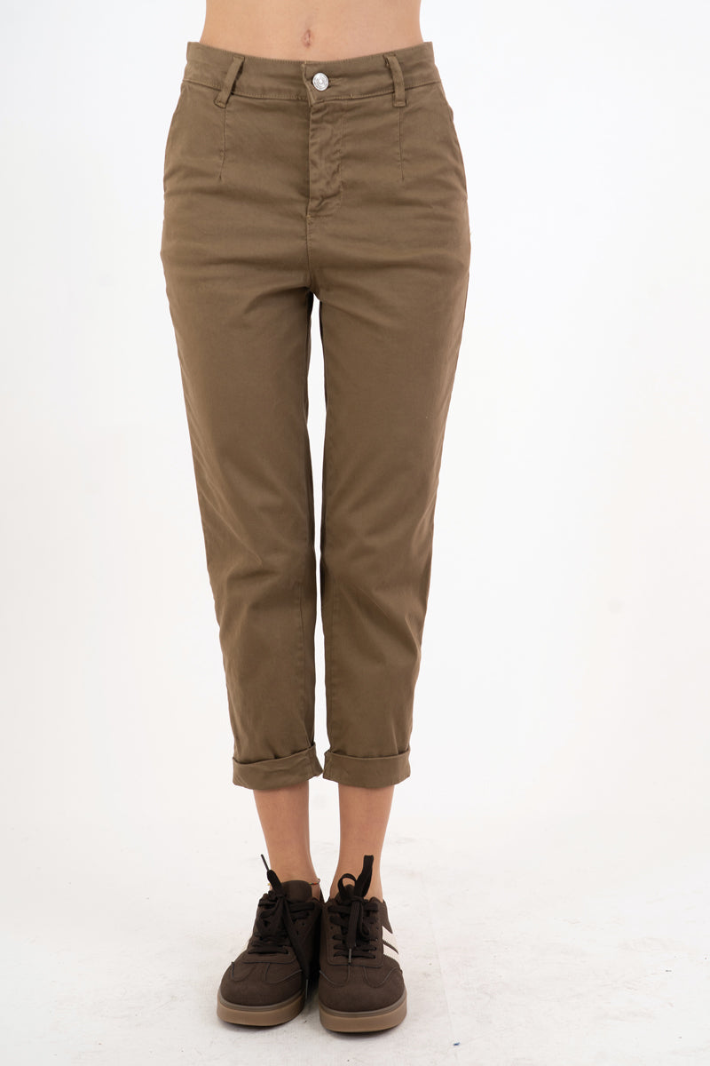 modella indossando Chinos Camel Style colore