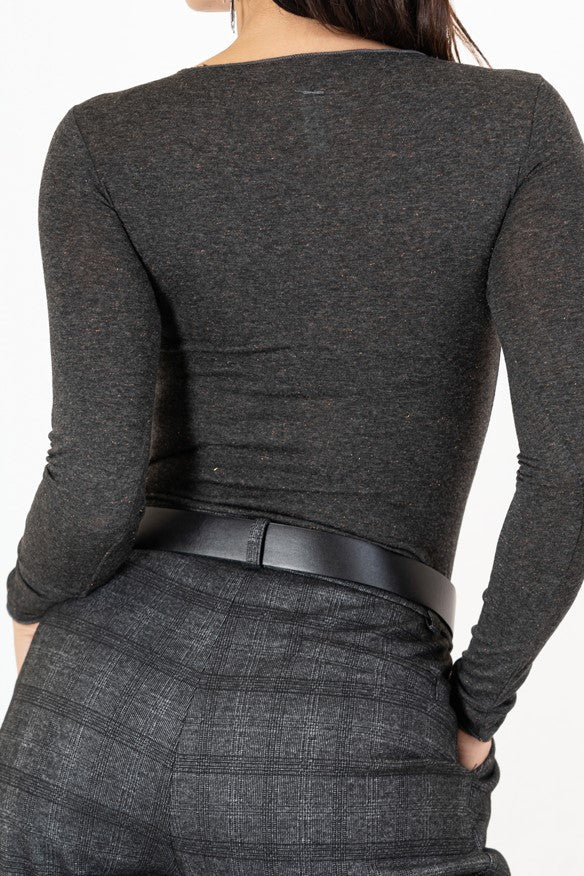 modella indossando Maglia basic girocollo in viscosa elasticizzata con filo laminato colore