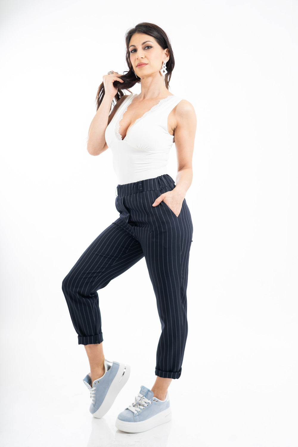 modella indossando Top in maglina elasticizzata con scollo a V e pizzo con coppe removibili colore