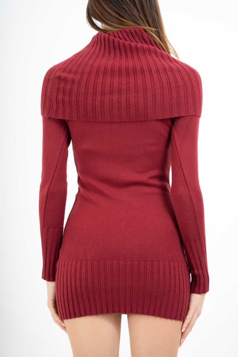 Abito in maglia con collo ampio a coste