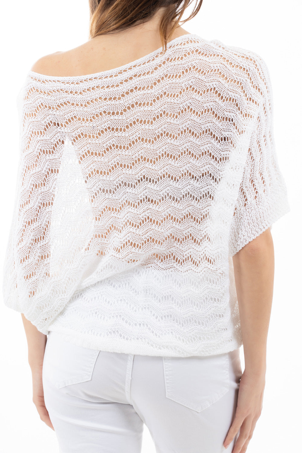 modella indossando Maglia traforata pipistrello a manica al gomito Made in Italy colore