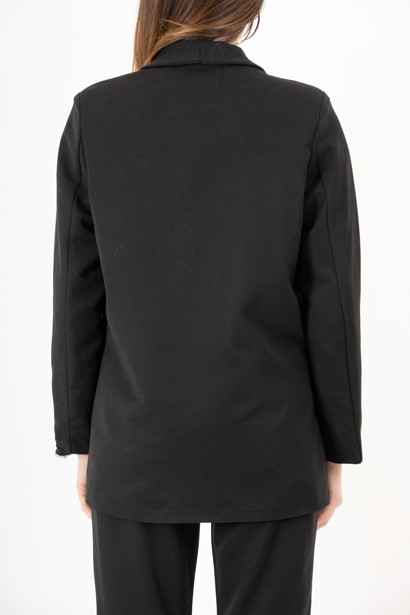 modella indossando Giacca aperta in poliviscosa con bavero lungo e fodera gessata – Nero colore