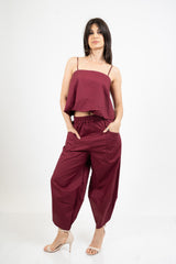 Pantalone ampio in cotone con tasconi e fondo con apertura laterale