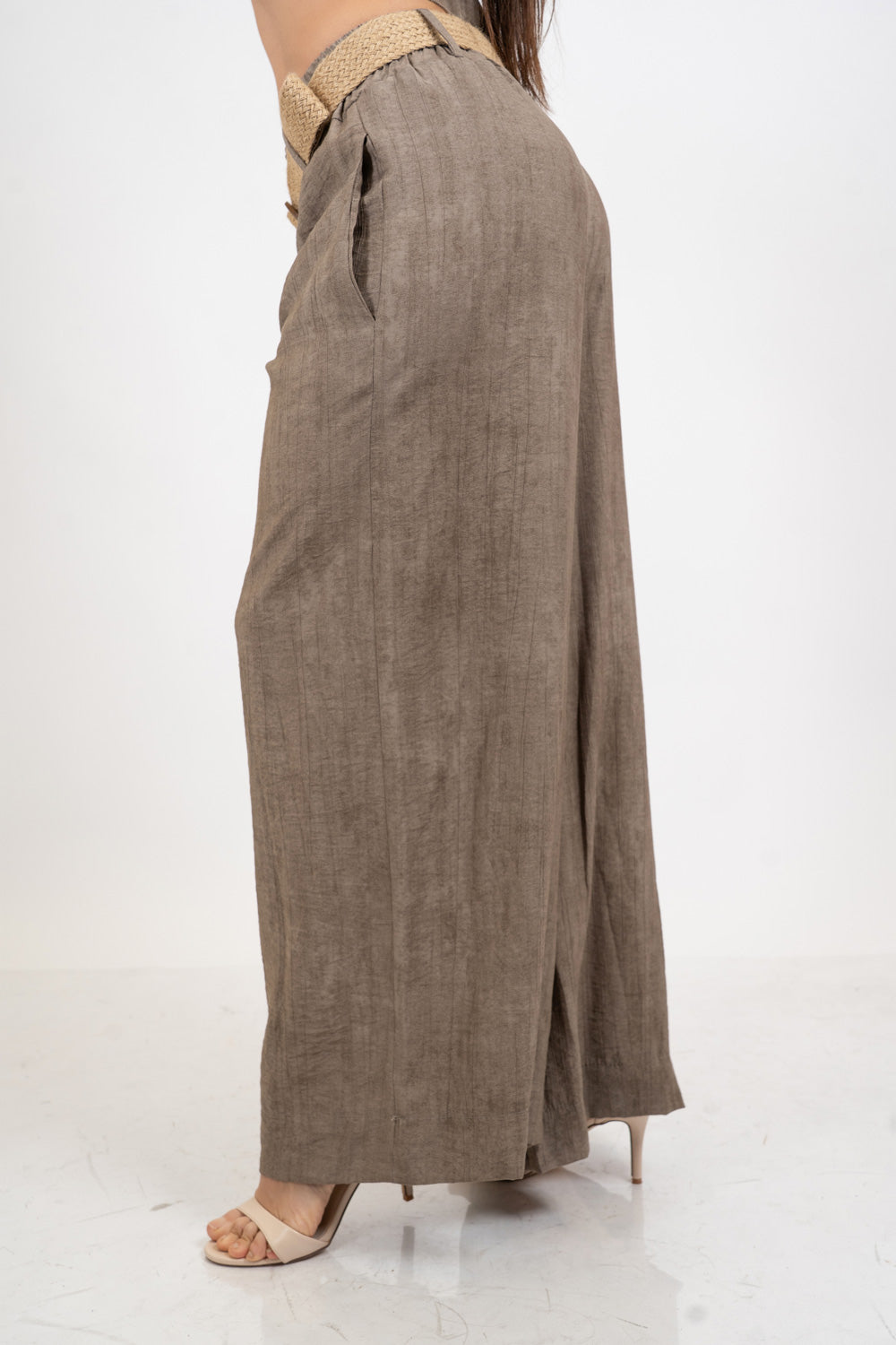 Pantalone palazzo effetto lino delavé con cintura intrecciata.