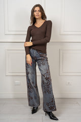 modella indossando Jeans floreale Selene colore