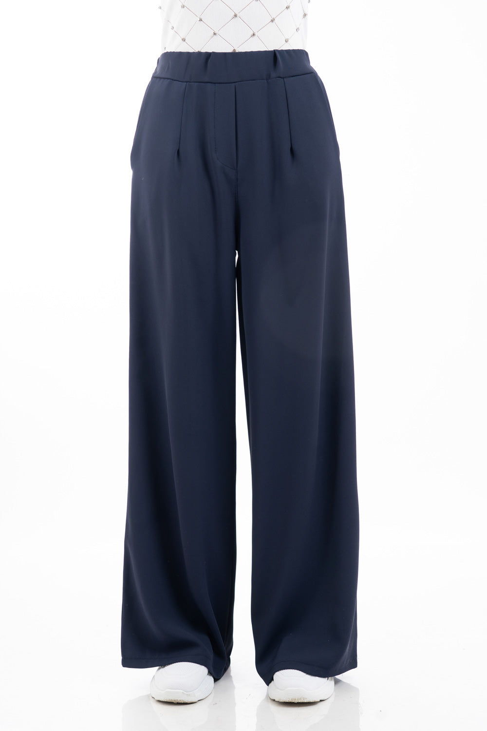 modella indossando Pantalone palazzo sartoriale con pinces e vita elasticizzata colore
